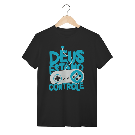 Camiseta Cristã Gamer Deus está no Controle - Geek/Retrô