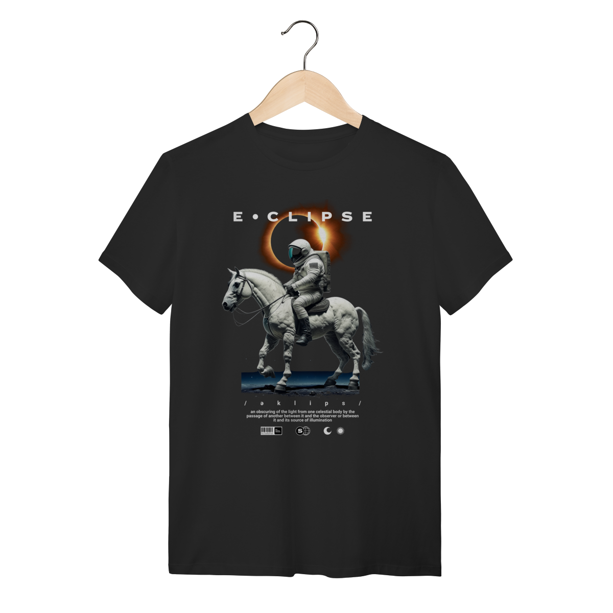 Nome do produto: Camiseta Preta Eclipse Astronauta a Cavalo - Algodão Surrealista