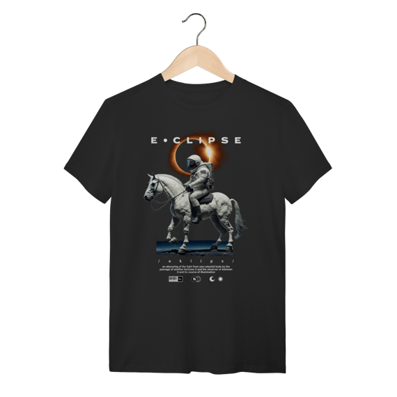 Camiseta Preta Eclipse Astronauta a Cavalo - Algodão Surrealista