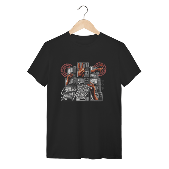 Camiseta Preta Channeling Your Vibes - Algodão Aesthetic Retro TV