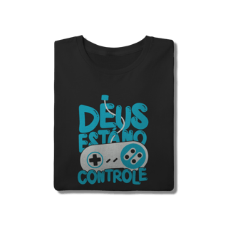 Nome do produto Camiseta Cristã Gamer Deus está no Controle - Geek/Retrô