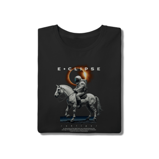 Nome do produto Camiseta Preta Eclipse Astronauta a Cavalo - Algodão Surrealista