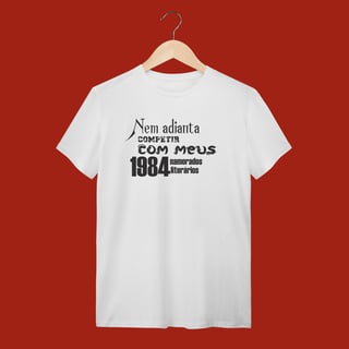 Nome do produto T-SHIRT QUALITY -  NEM ADIANTA COMPETIR COM MEUS 1984 NAMORADOS LITERARIOS