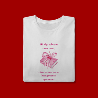 Nome do produto T-SHIRT HÁ ALGO SOBRE CARAS MAUS...