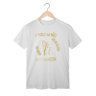 Nome do produto Camiseta “Terço na Mão, Joelhos no Chão” – Fé que Transforma Vidas