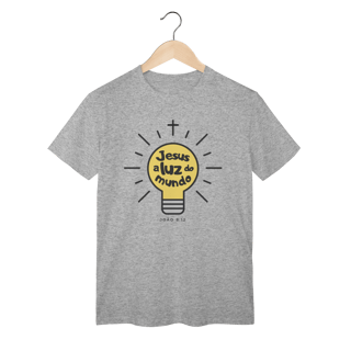 Nome do produto Camiseta “Lâmpada – Jesus, a Luz do Mundo” | Fé que Ilumina Caminhos