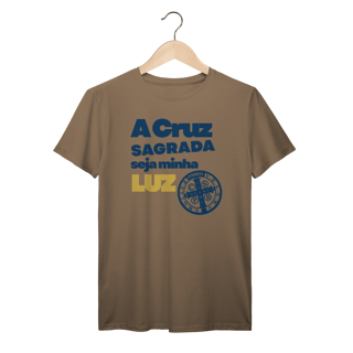 Nome do produto Camiseta “A Cruz Sagrada Seja Minha Luz” – Fé, Proteção e Devoção em Cristo