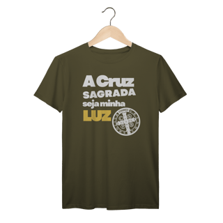 Nome do produto Camiseta “A Cruz Sagrada Seja Minha Luz” – Fé, Proteção e Devoção em Cristo