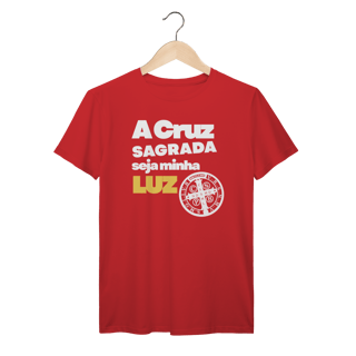 Nome do produto Camiseta “A Cruz Sagrada Seja Minha Luz” – Fé, Proteção e Devoção em Cristo