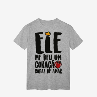 Nome do produtoEle Me deu um Coração - T-Shirt Classic