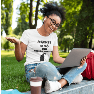 Nome do produto Camiseta feminina com dica de português: Agente é só em missão secreta