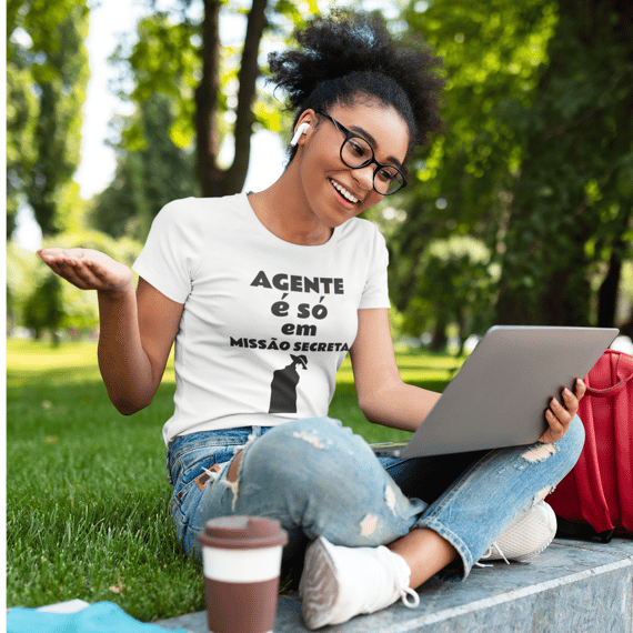 Camiseta feminina com dica de português: Agente é só em missão secreta