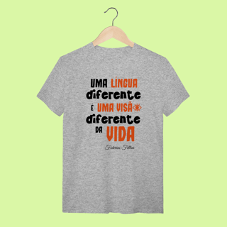Nome do produto Camiseta Masculina “Uma língua diferente é uma visão diferente da vida”