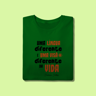 Nome do produto Camiseta Masculina “Uma língua diferente é uma visão diferente da vida”