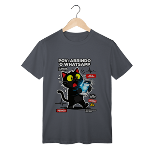 Nome do produto Camiseta POV Abrindo WhatsApp Gato Aterrorizado Gen Z Anxiety
