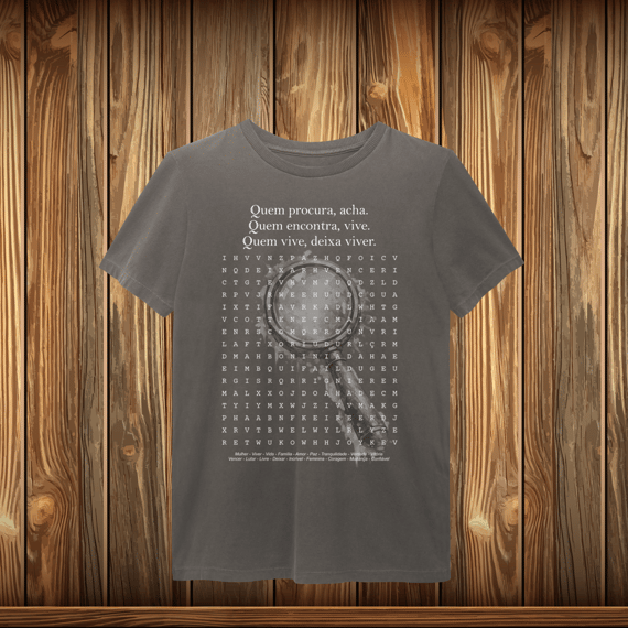 T-Shirt Estonada - QUEM PROCURA ACHA