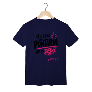 Nome do produto Camiseta Não erro na pontaria. Nem no dedo