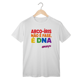 Nome do produto Camiseta Arco-íris não é fase, é DNA