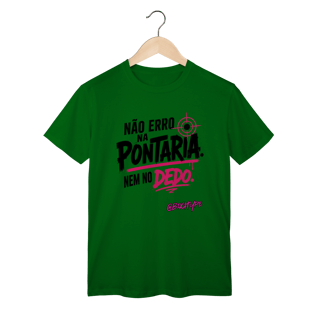 Nome do produto Camiseta Não erro na pontaria. Nem no dedo