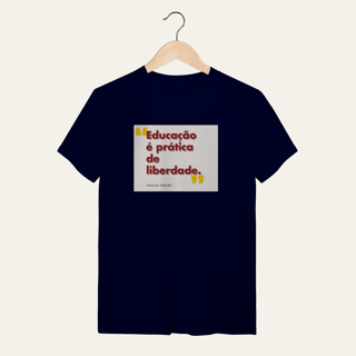 Camiseta Educação é Prática de Liberdade: Paulo Freire - Voz Ativa | Algodão 100% (Quality)