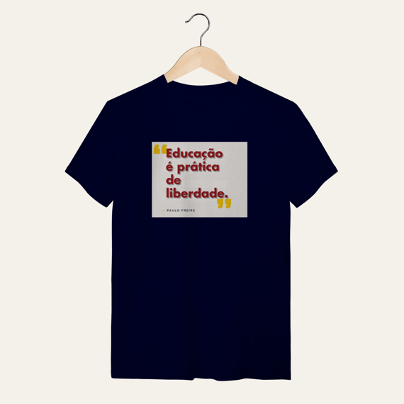 Camiseta Educação é Prática de Liberdade: Paulo Freire - Voz Ativa | Algodão 100% (Quality)
