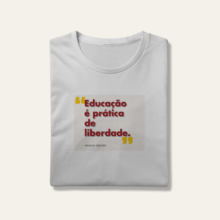 Camiseta Educação é Prática de Liberdade: Paulo Freire - Voz Ativa | Algodão 100% (Prime-Premium)
