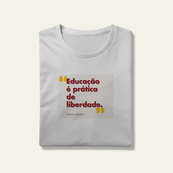 Camiseta Educação é Prática de Liberdade: Paulo Freire - Voz Ativa | Algodão 100% (Prime-Premium)