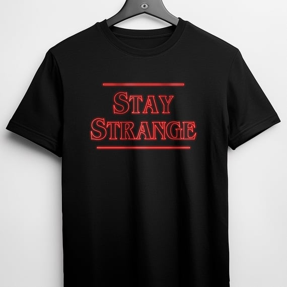 Camiseta - Stay Strange
