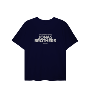Nome do produto CAMISA PLUS SIZE - HERE TO SUPPORT MY WIFE'S OBSESSION | JONAS BROTHERS