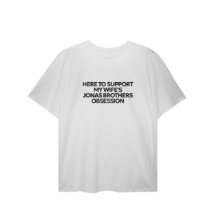 Nome do produto CAMISA PLUS SIZE - HERE TO SUPPORT MY WIFE'S OBSESSION | JONAS BROTHERS