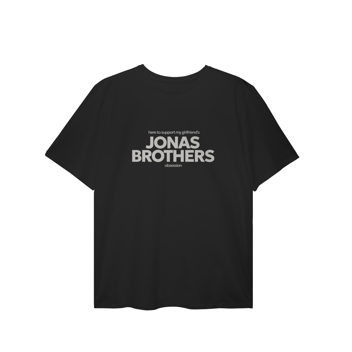 Nome do produto: CAMISA PLUS SIZE - HERE TO SUPPORT MY GIRLFRIEND\'S OBSESSION | JONAS BROTHERS