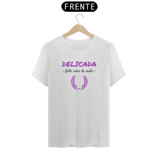 Nome do produto Camiseta Quality Estampa Frase - DELICADA FEITO COICE DE MULA