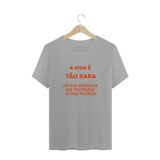 Nome do produto Camiseta Paciência - frase estampada - A vida é tão rara, até nos momentos que precisamos de mais paciência - Quality