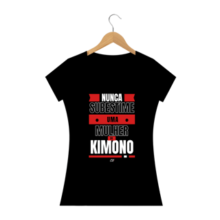 Nome do produto Camiseta Nunca Subestime uma Mulher de Kimono