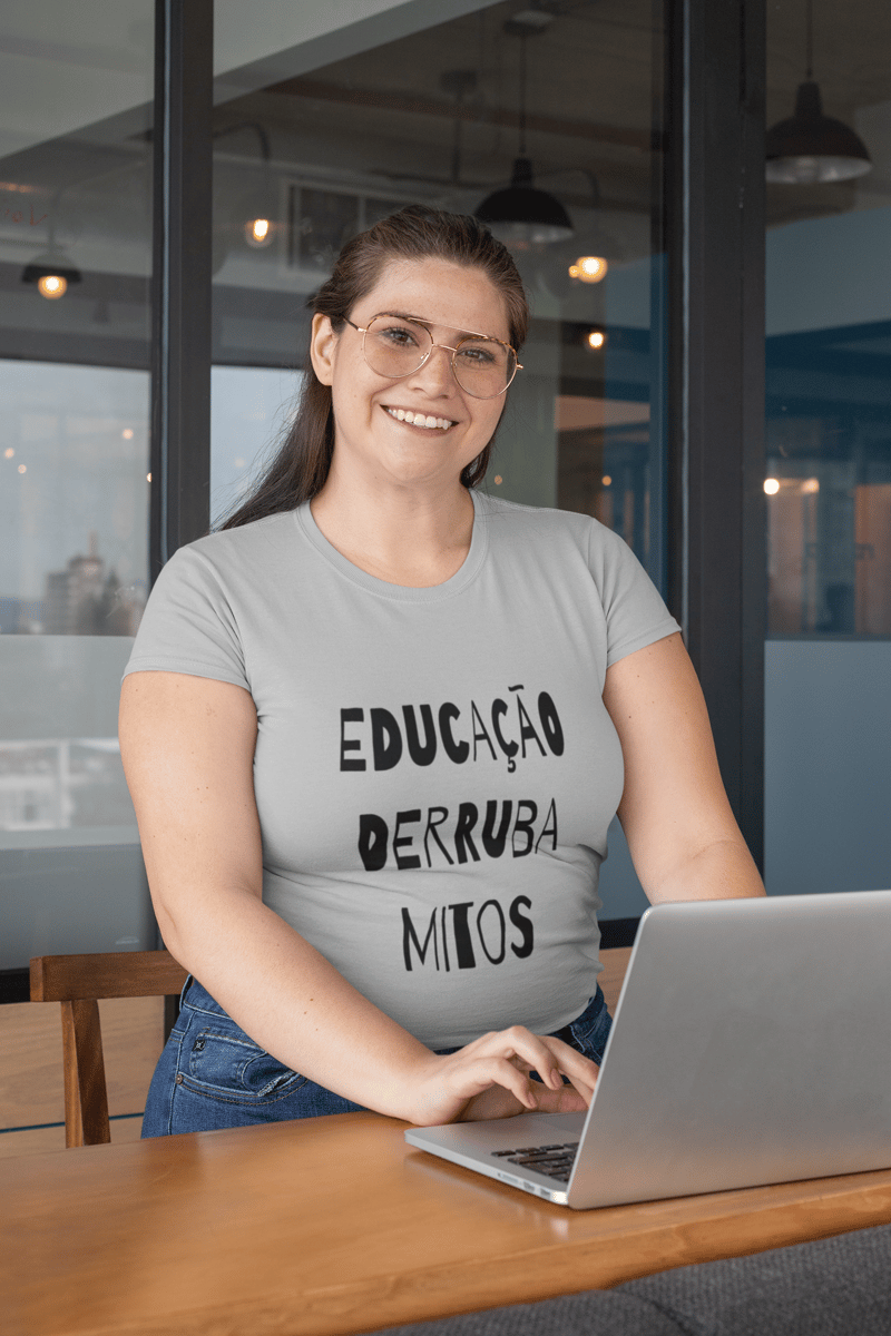 Nome do produto: Educação Derruba Mitos (baby long)