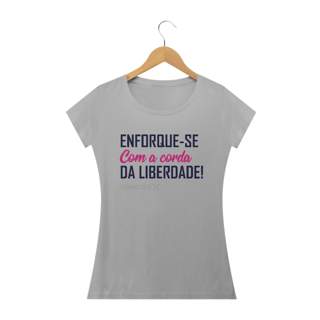 Camiseta enforque-se com a corda da liberdade Rosa