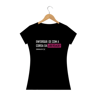 Camiseta enforque-se com a corda da liberdade II Rosa