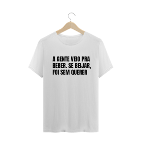 A GENTE VEIO PRA BEBER. SE BEIJAR, FOI SEM QUERER