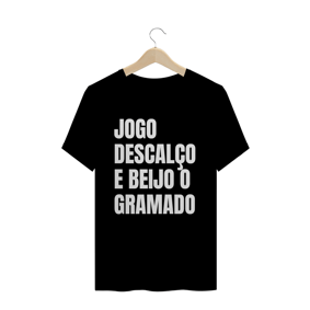 JOGO DESCALÇO E BEIJO O GRAMADO