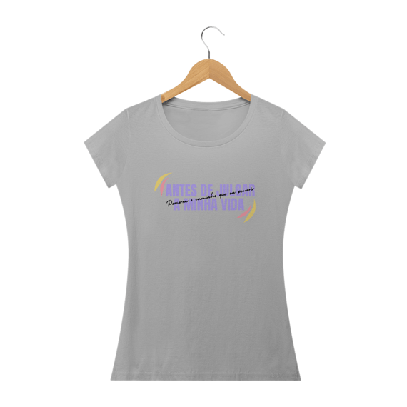 Camiseta Feminina Antes de Julgar...