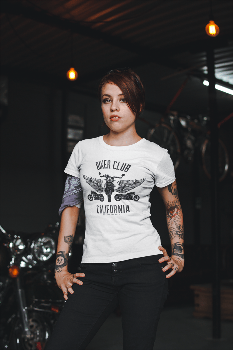 Nome do produto: CAMISETA FEMININA BRANCA BABY LONG COLEÇÃO CALIFORNIA ROAD  BIKER CLUB