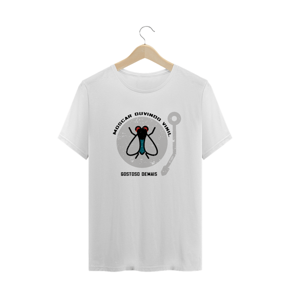 Camiseta plus size 'moscar ouvindo vinil'