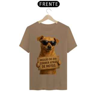 Nome do produtoCaramelo Atitude – “Missão do Dia: Correr Atrás de Motos” | T-Shirt Prime