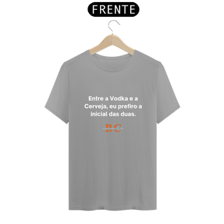 Nome do produto Camiseta - Entre a vodka e a cerveja