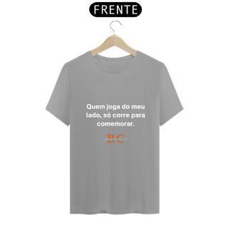 Nome do produto Camiseta - Quem joga do meu lado, só corre pra comemorar