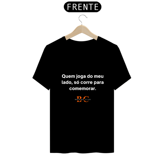 Camiseta - Quem joga do meu lado, só corre pra comemorar