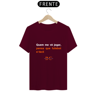 Nome do produto Camiseta - Quem me vê jogar, pensa que futebol é fácil