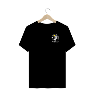 Camiseta PLUS Size Koroas em debate logo no peito cores escuras