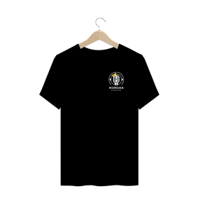 Camiseta PLUS Size Koroas em debate logo no peito cores escuras