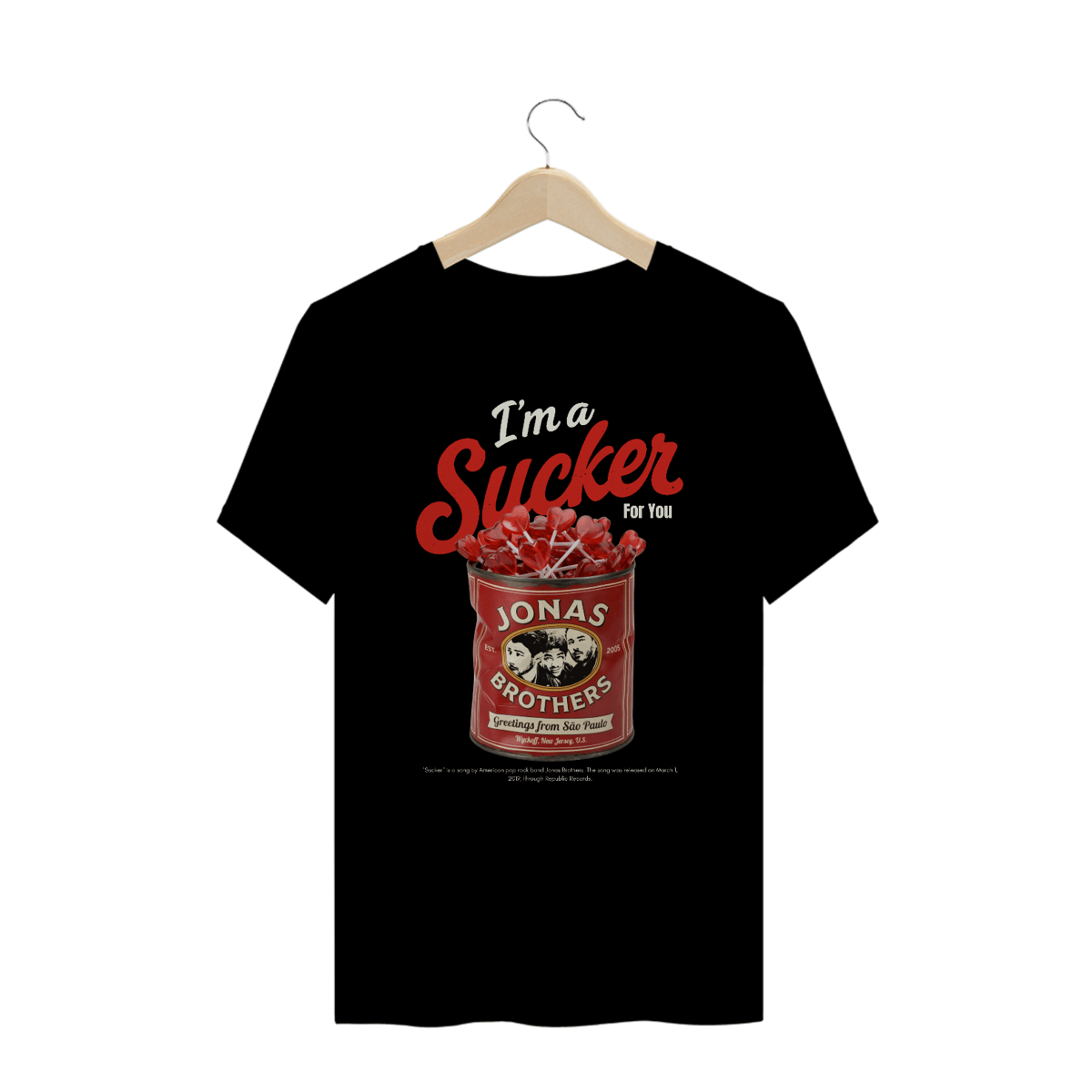 Nome do produto: Camiseta Plus Size Jonas Brothers Sucker V2 (Preta)
